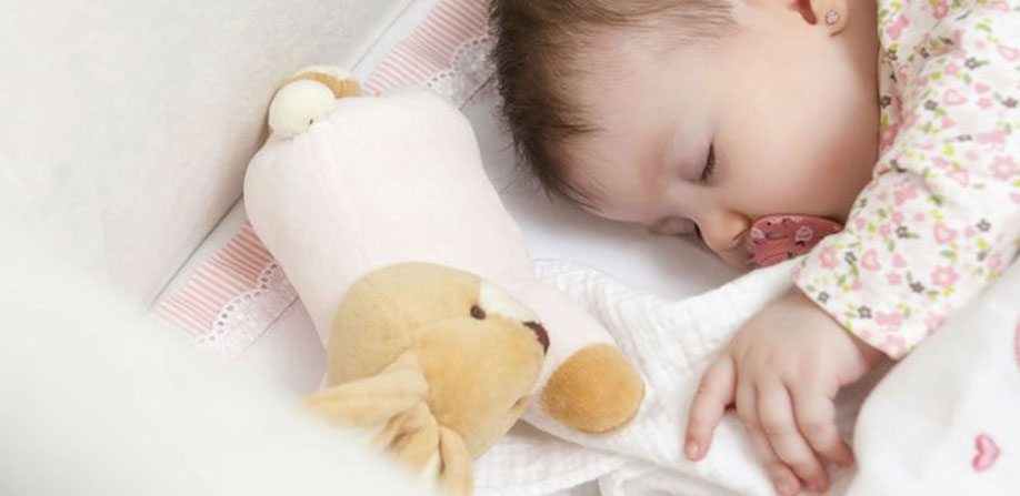 Bebê pode dormir no bebê conforto? Tempo e cuidados ao usá-lo